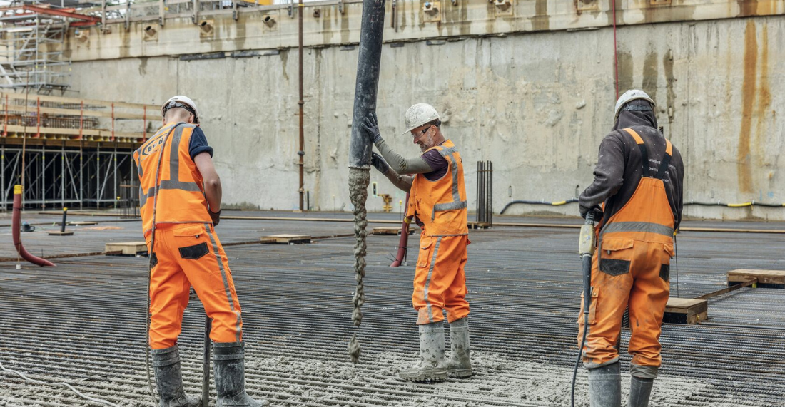 Drie bouwvakers aan het werk